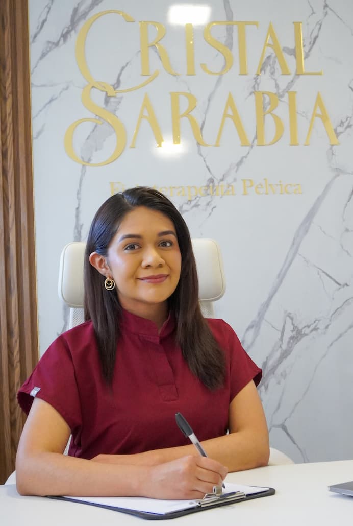 Cristal Sarabia en su consultorio de fisioterapia pélvica